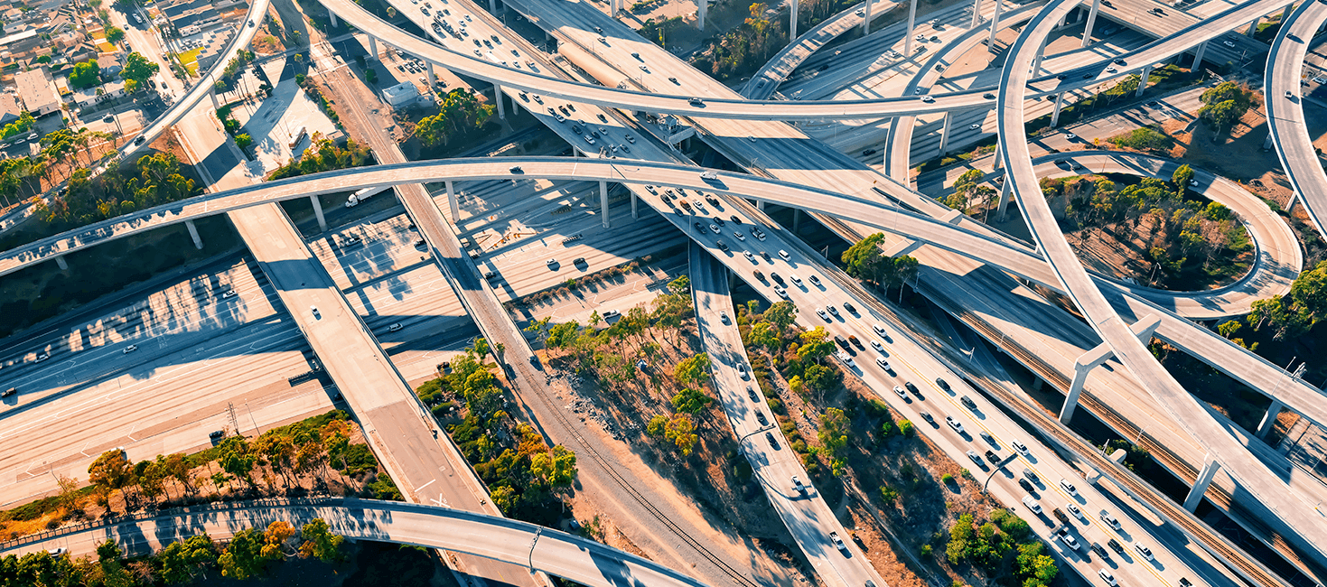 Vista aérea de viadutos e estradas de cidade