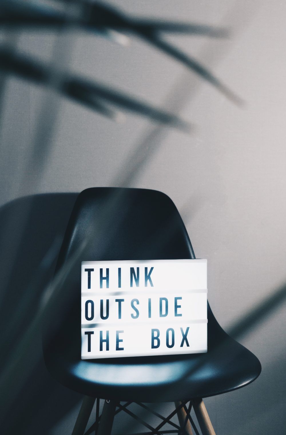 Placa com dizeres "Think Outside the box"